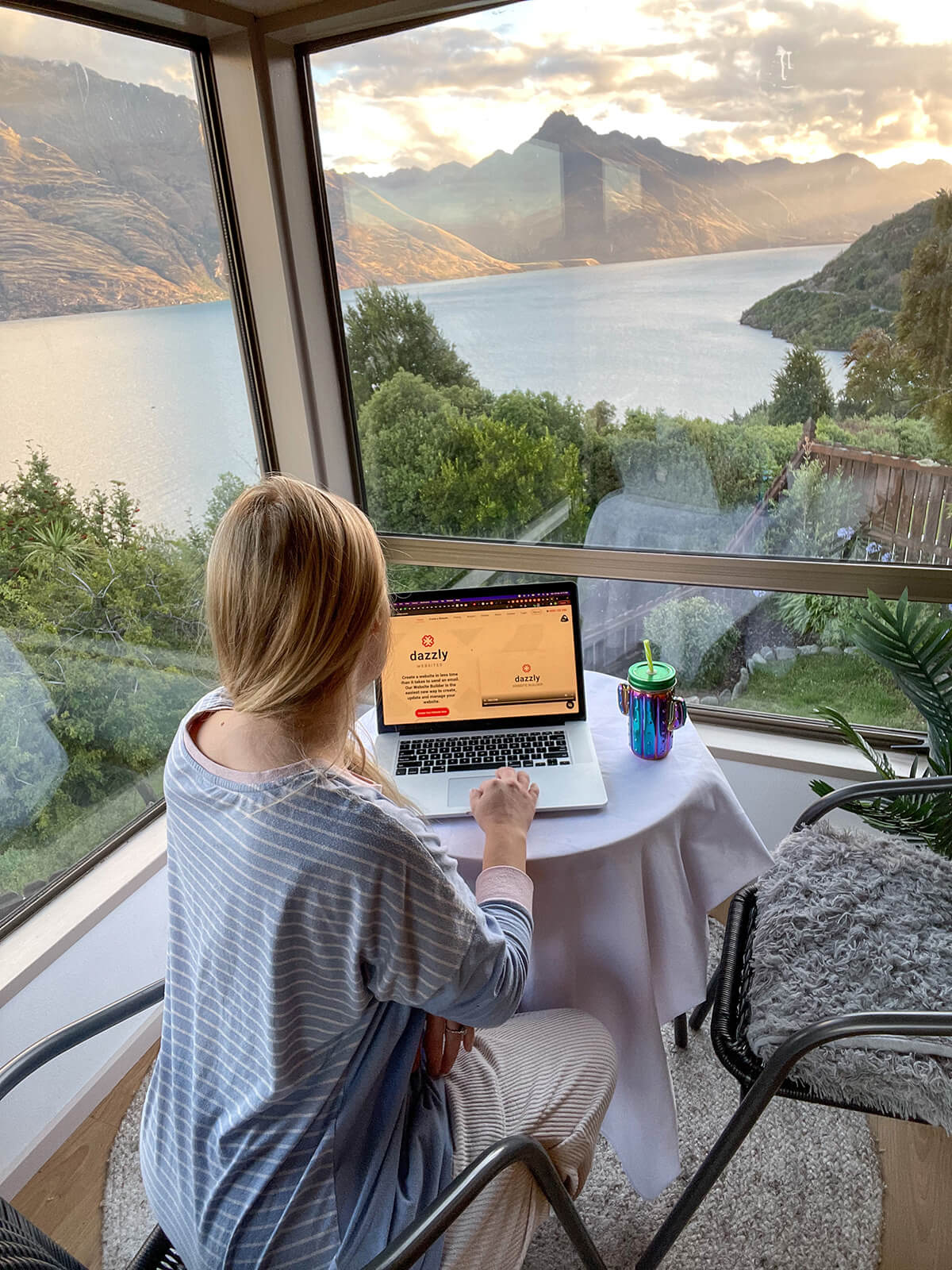 using dazzly website builder for free